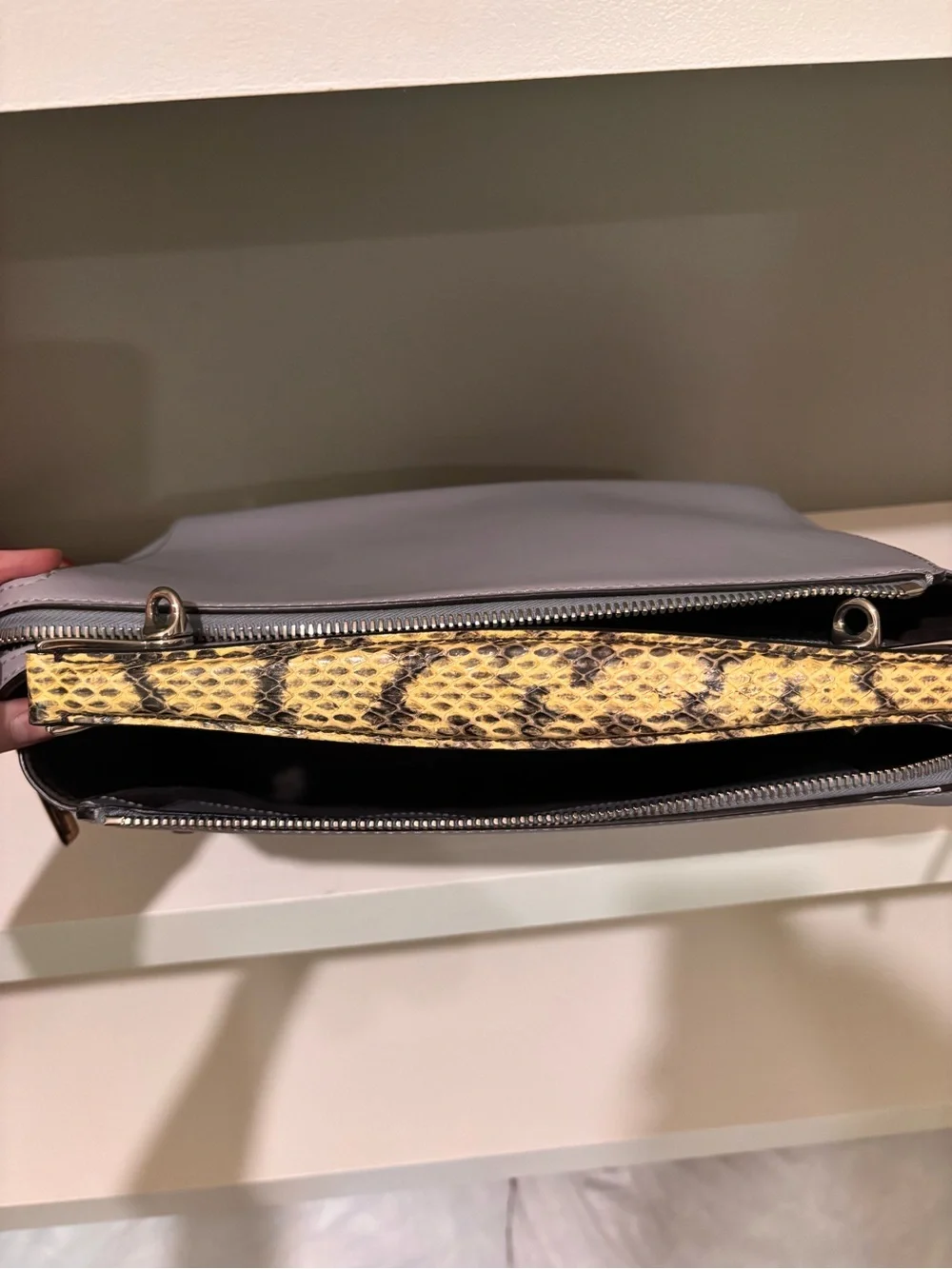Stylish Women's Shoulder Bag in Light Gray with Snakeskin Strap